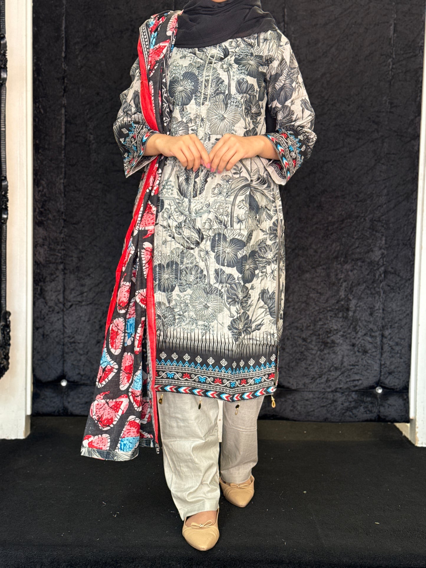 The Everyday Lawn Collection - Grey Floral